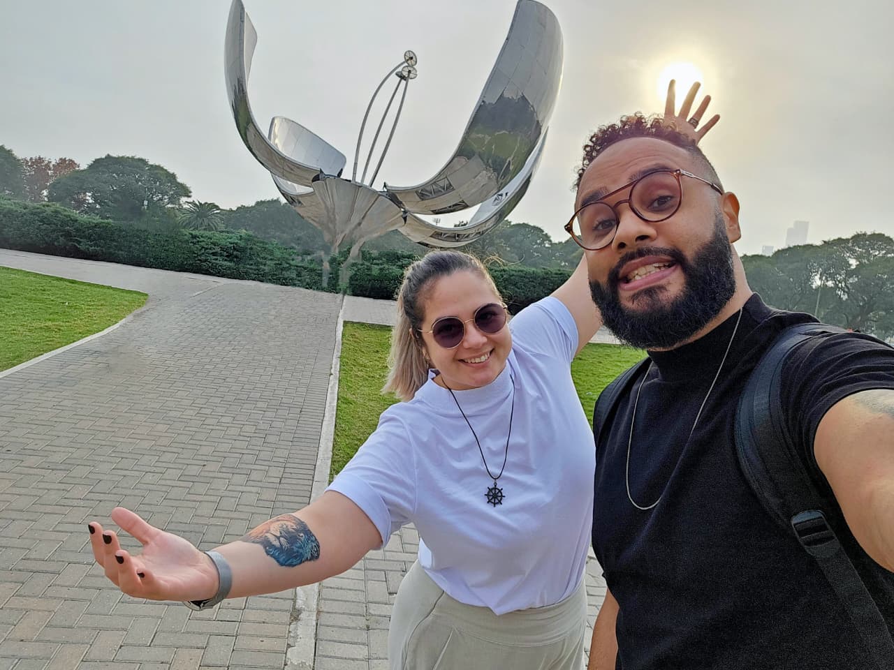 Wes Borges em frente à Floralis Genérica, em Buenos Aires