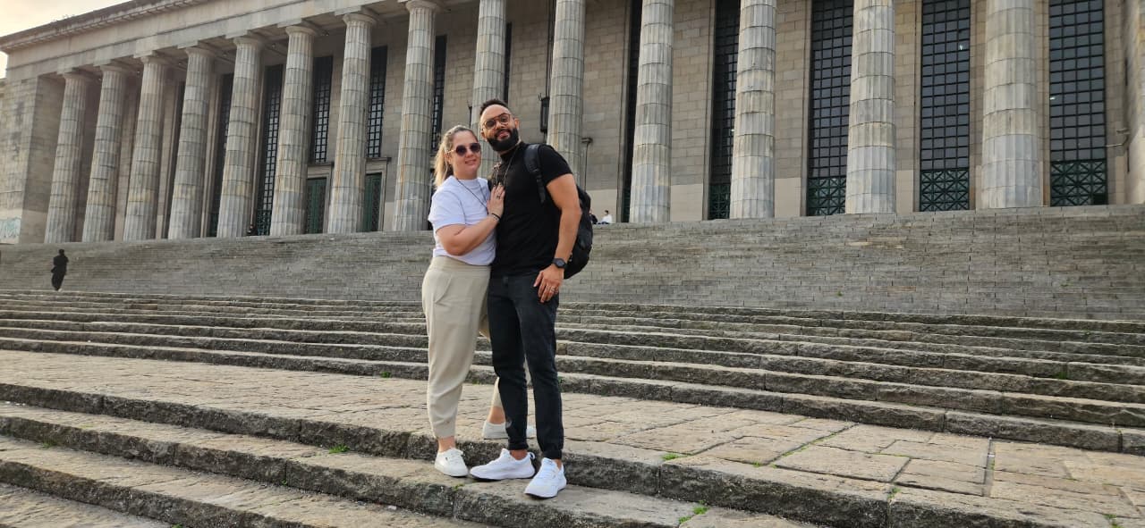 Wes e sua esposa nas escadarias da Faculdade de Direito de Buenos Aires